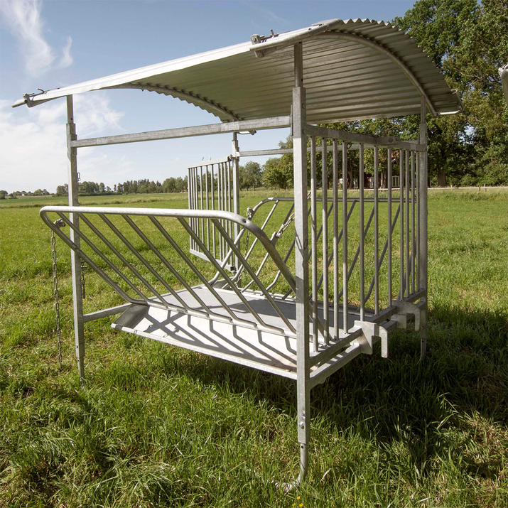 Roofed feeder for sheep