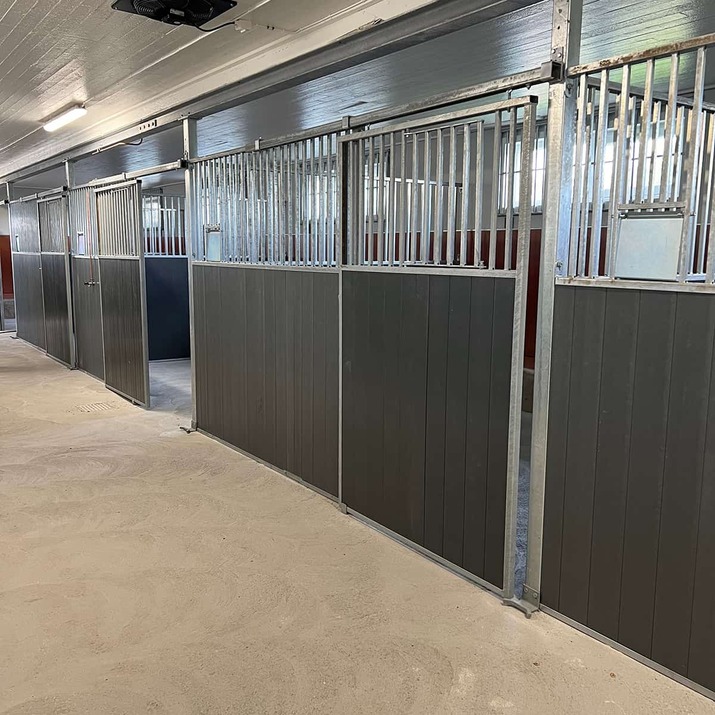 Front with sliding door 3.0 m, including plastic panelling, SWE