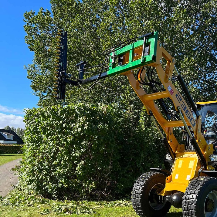 Hedge trimmer for frontloaders with bolted Trima attachment