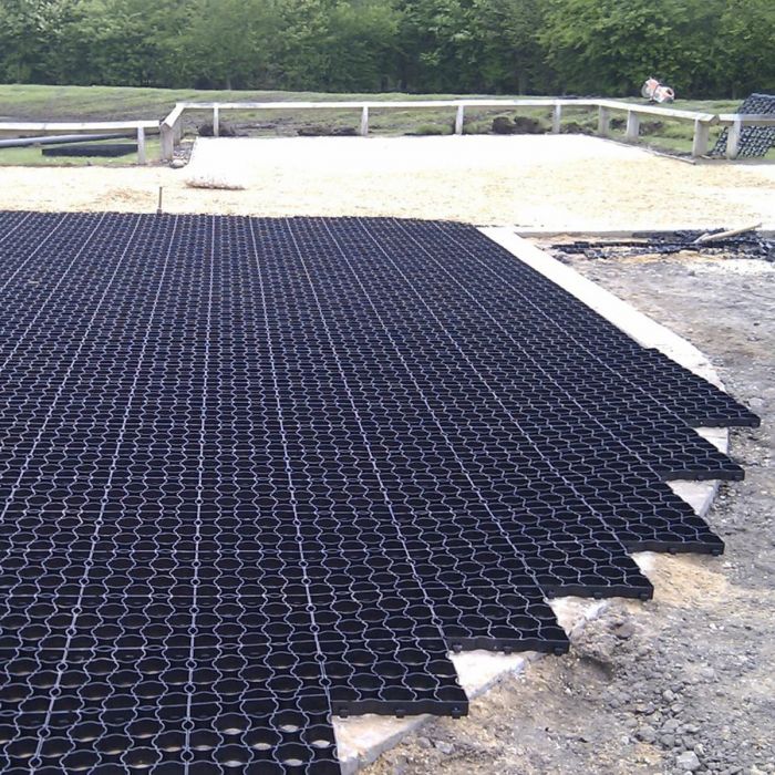 Ground-reinforcing plastic mat