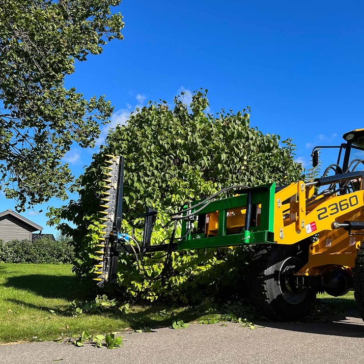 Hedge trimmer for frontloaders with bolted Trima attachment