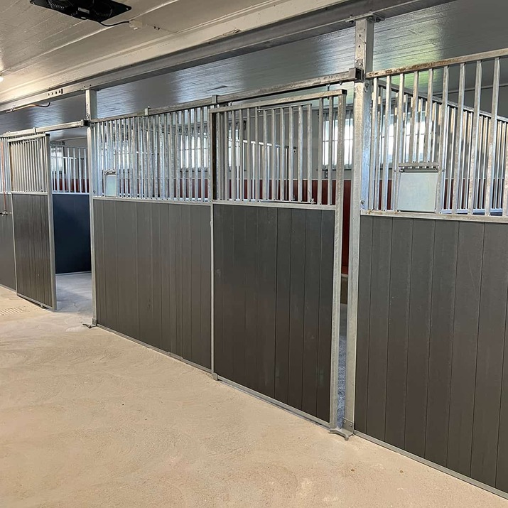 Front with sliding door 3.0 m, including plastic panelling, SWE