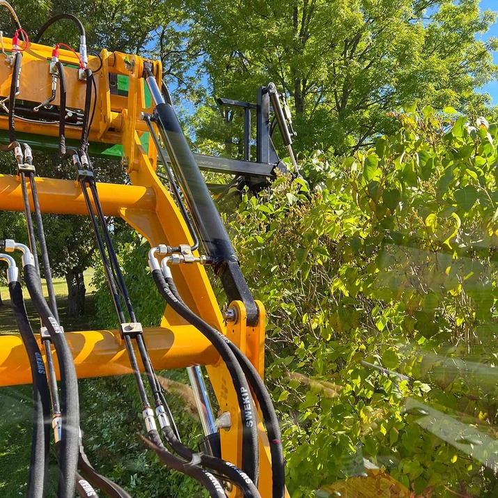 Hedge trimmer for frontloaders with bolted Trima attachment