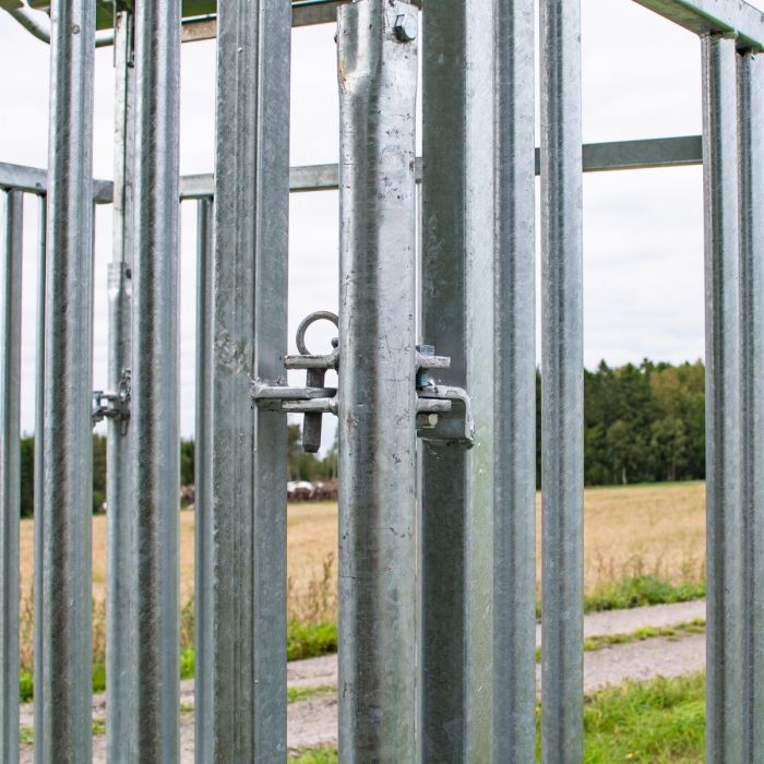 Feeder with grille gate for horses, 8 openings