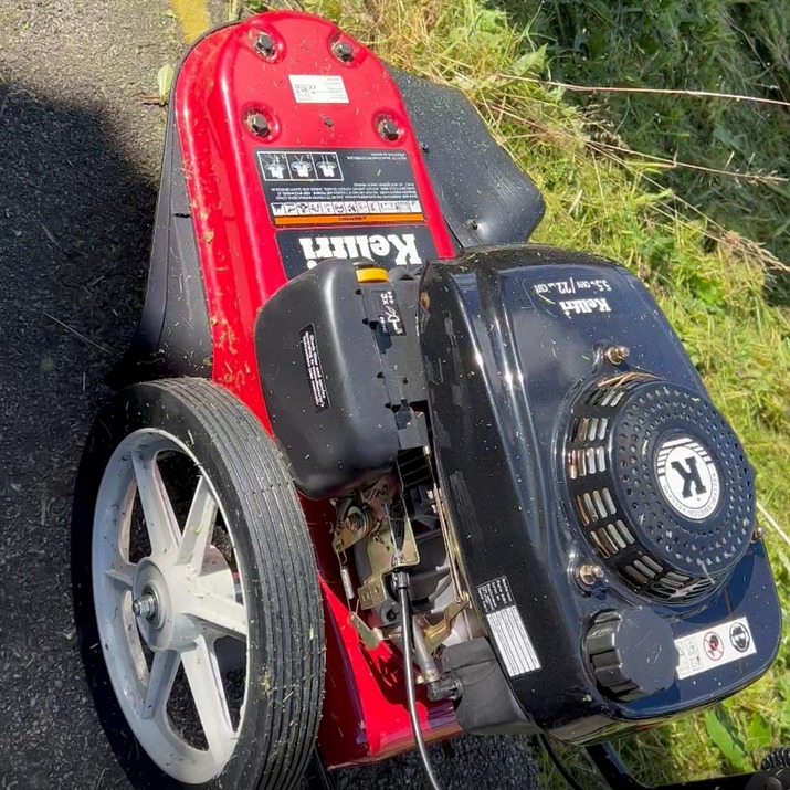 Wheeled grass trimmer