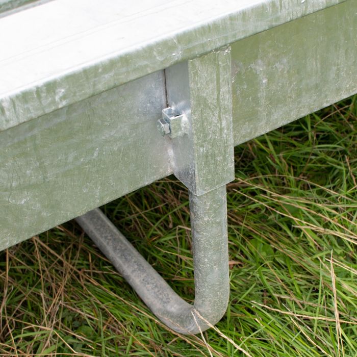 Feeder with roof and covered tombstone railings for horses