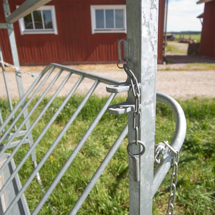 Roofed feeder for sheep