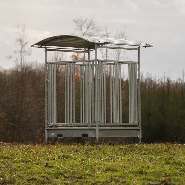 Feeder with grille gate for horses, 8 openings