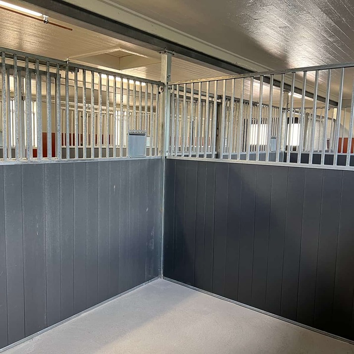 Front with sliding door 3.0 m, including plastic panelling, SWE