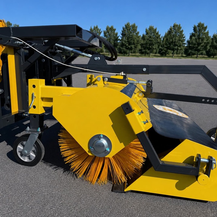 Sweeper with collector, bolted Avant attachment
