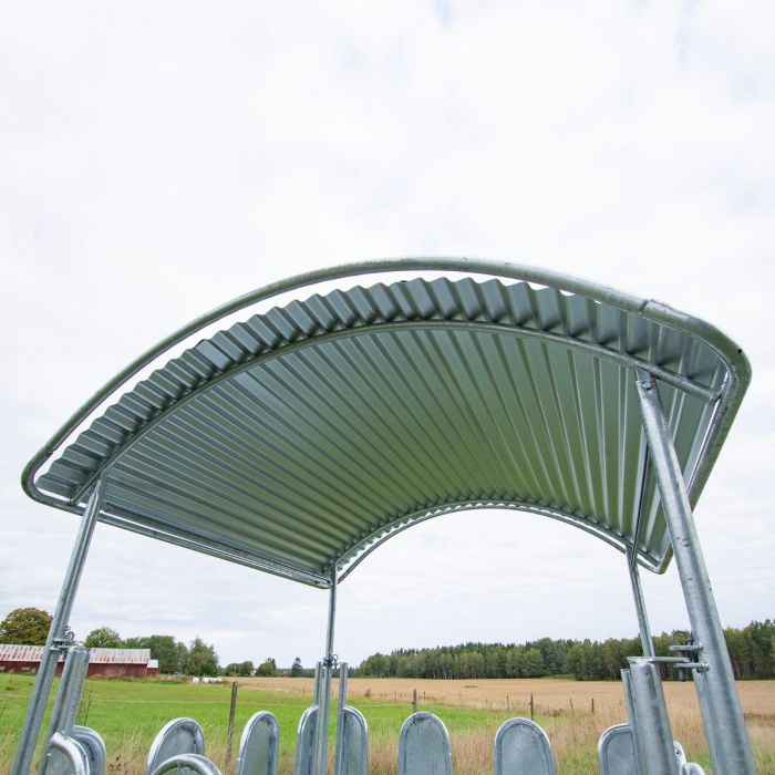 Feeder with roof and covered tombstone railings for horses