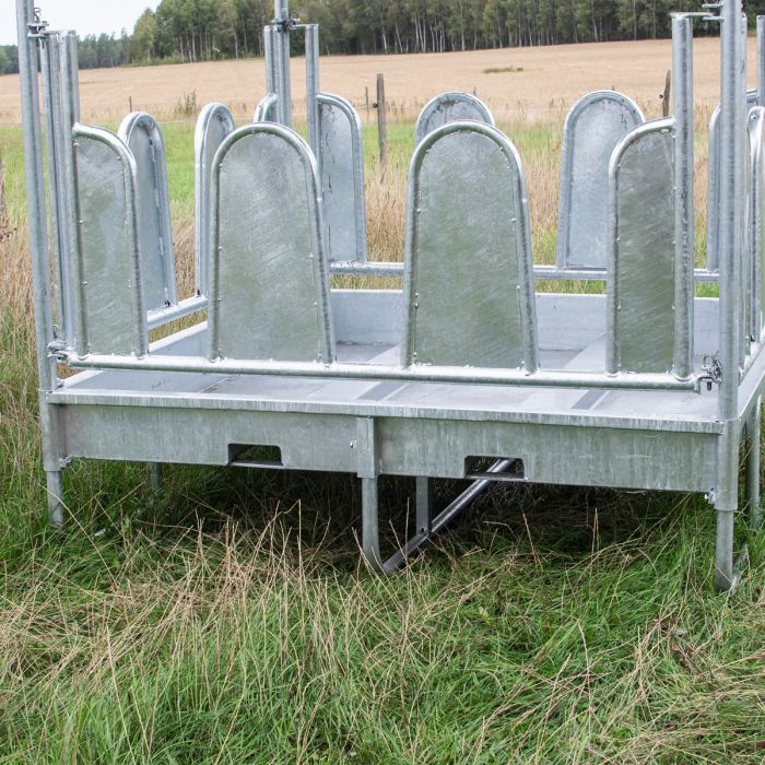 Feeder with roof and covered tombstone railings for horses