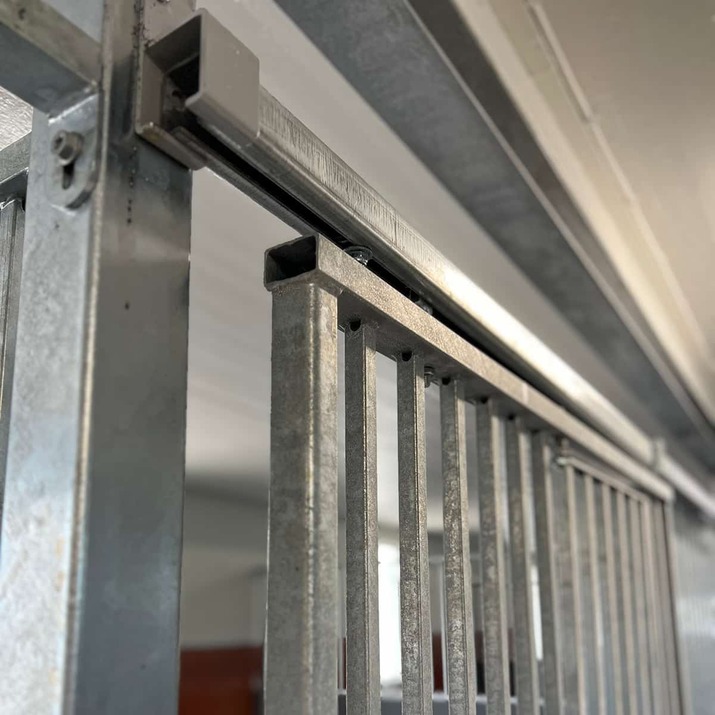 Front with sliding door 3.0 m, including plastic panelling, SWE