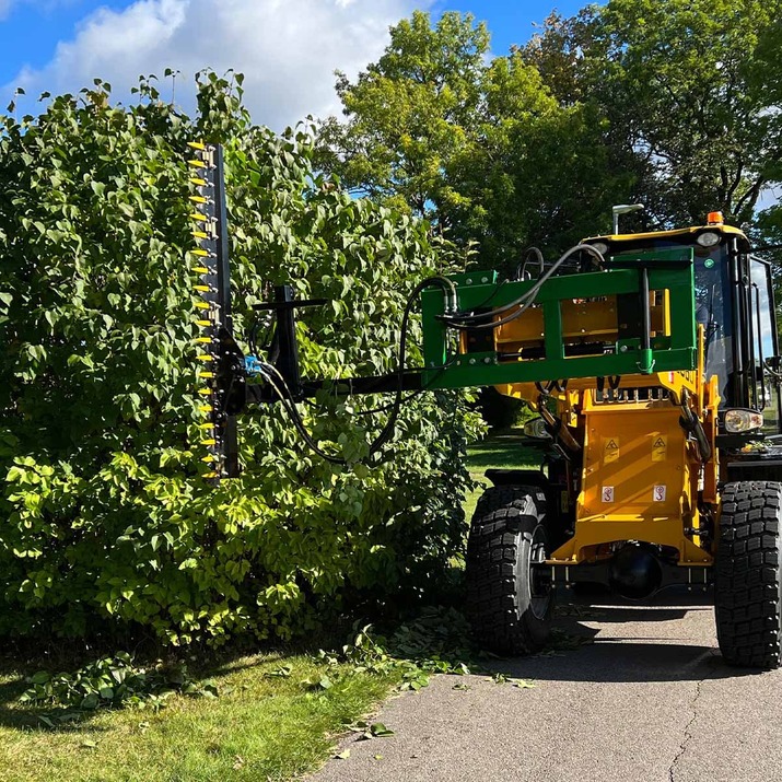 Hedge trimmer for frontloaders with bolted Trima attachment