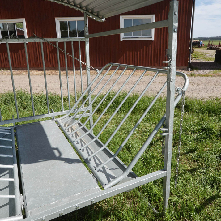 Roofed feeder for sheep