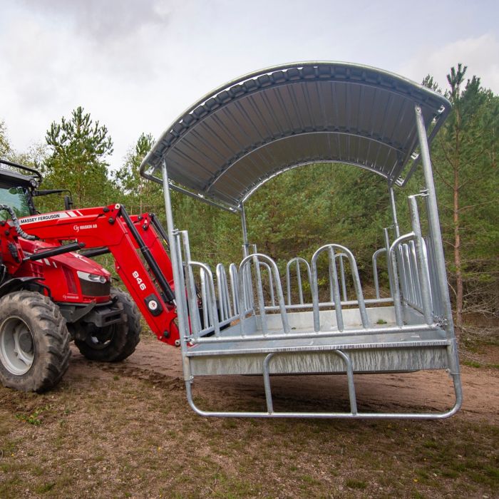 Feeder with tombstone railings for cattle, 14 openings