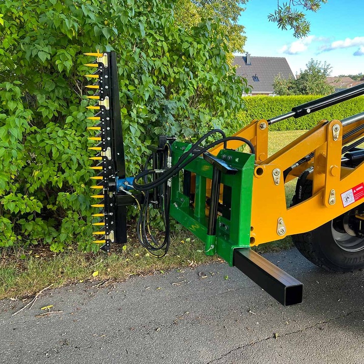 Hedge trimmer for frontloaders with bolted Trima attachment