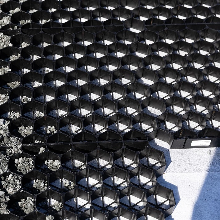 Ground-reinforcing plastic mat 1 m²