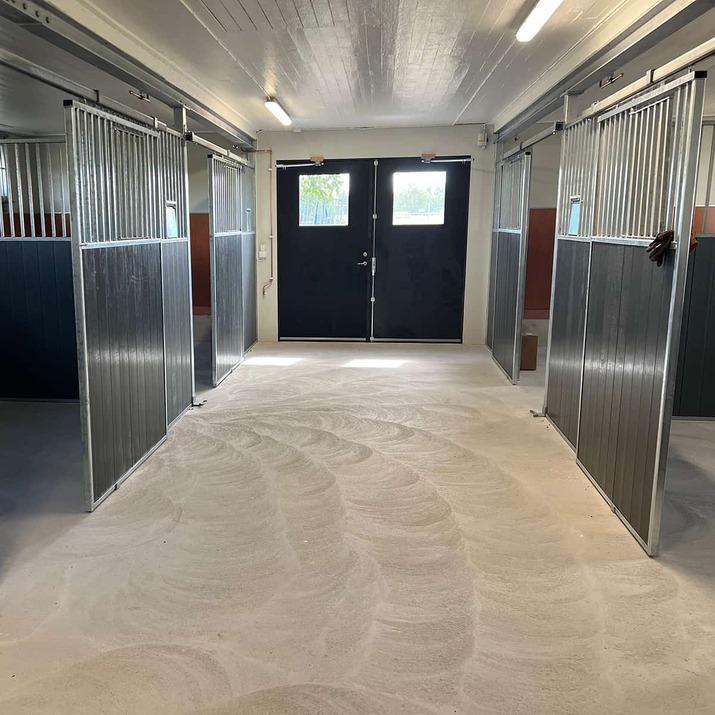 Front with sliding door 3.0 m, including plastic panelling, SWE