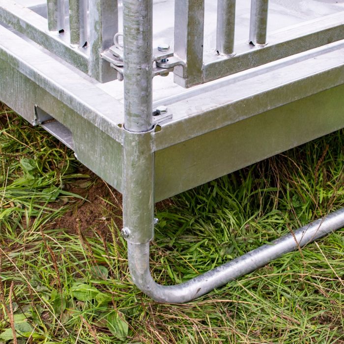 Feeder with grille gate for horses, 8 openings