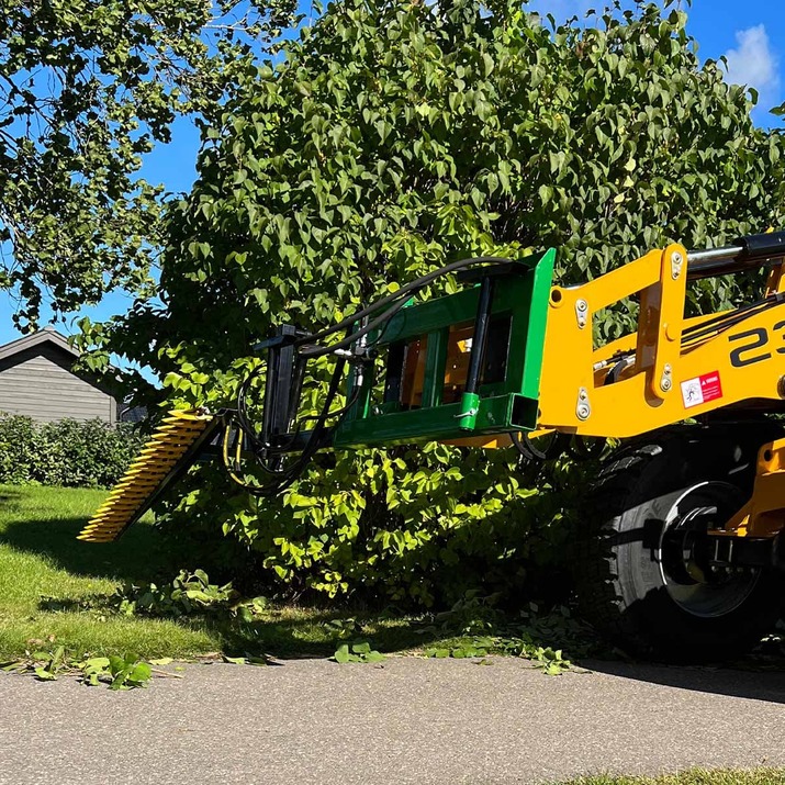 Hedge trimmer for frontloaders with bolted Trima attachment