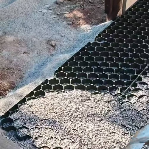Ground-reinforcing plastic mat 1 m²