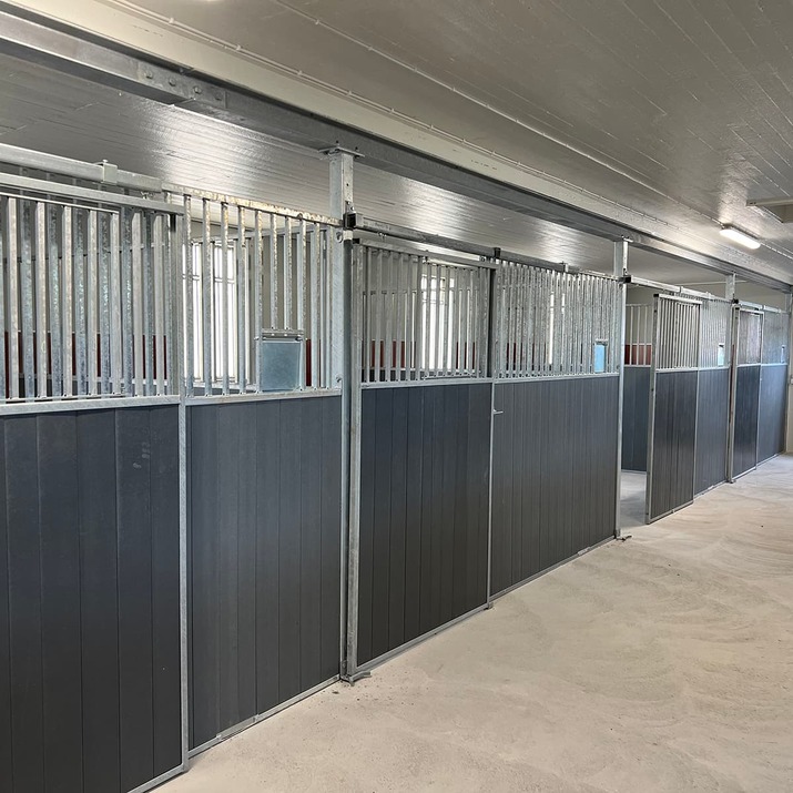 Front with sliding door 3.0 m, including plastic panelling, SWE