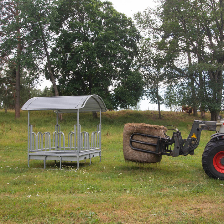 Feeder with tombstone railings, for cattle, 12 feed openings