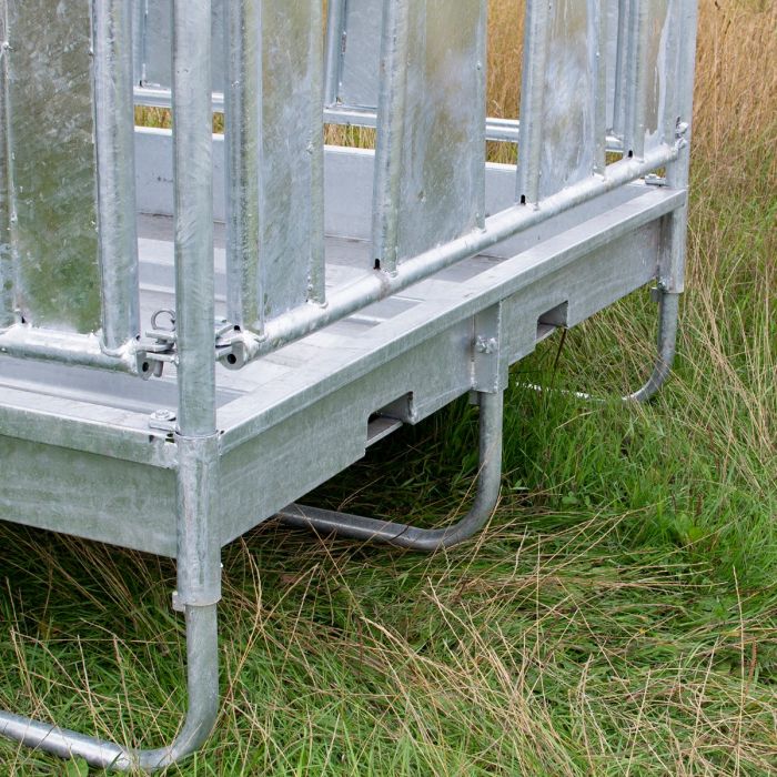 Feeder with roof and covered tombstone railings for horses