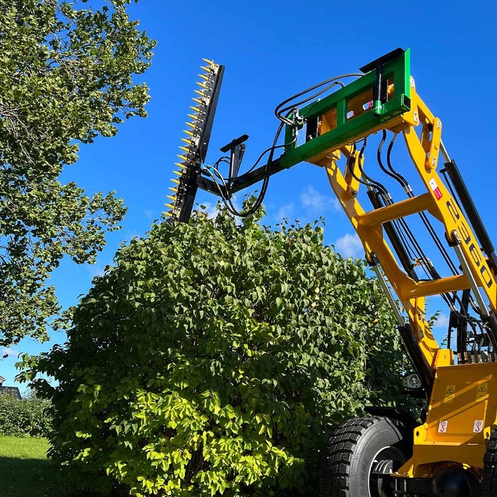 Hedge trimmer for frontloaders with bolted Trima attachment