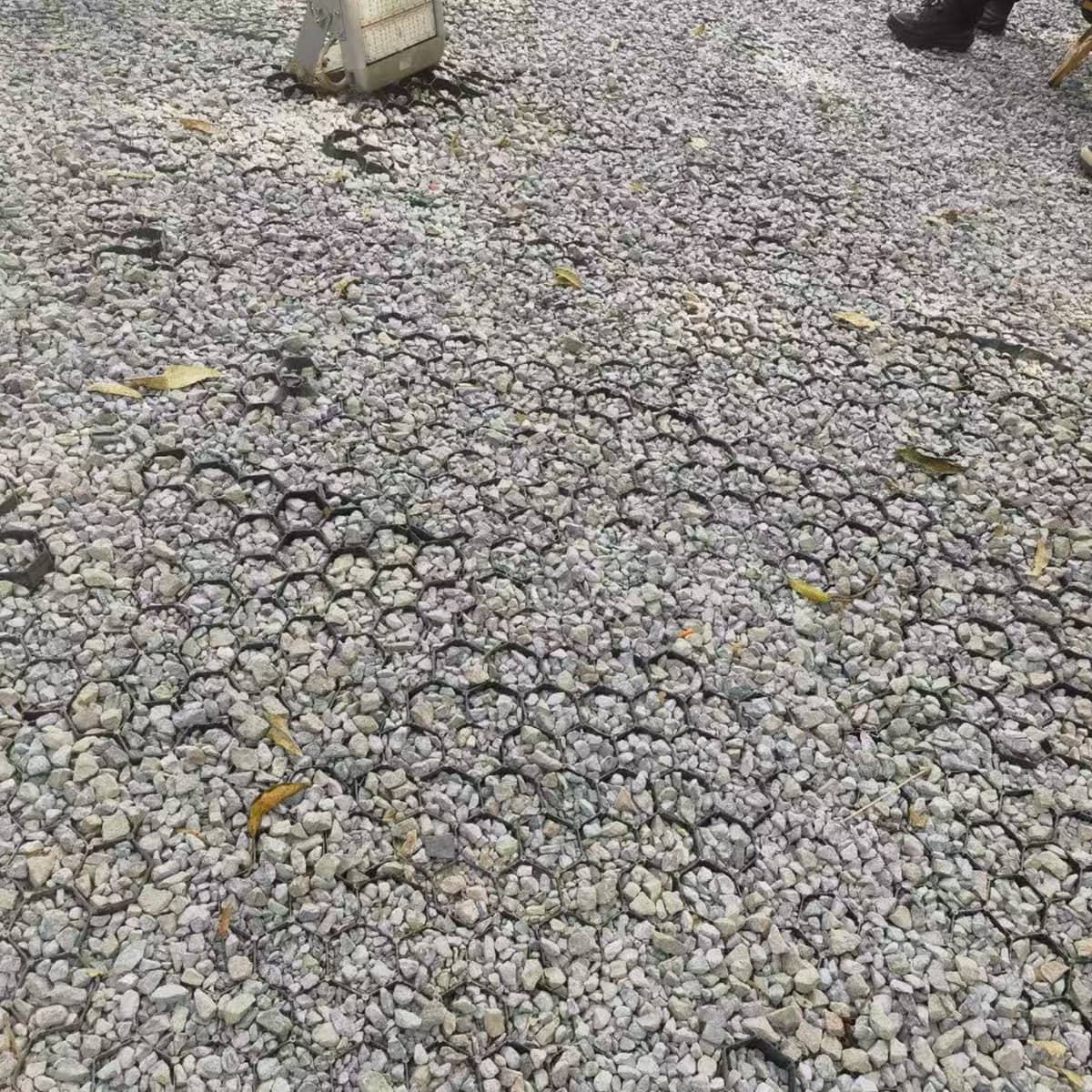 Ground-reinforcing plastic mat 1 m²