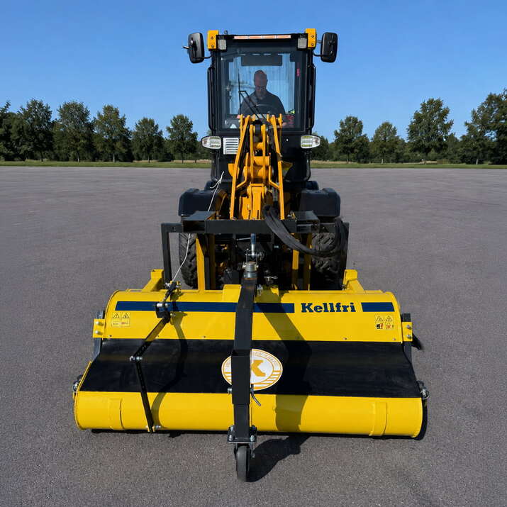 Sweeper with collector, bolted Avant attachment