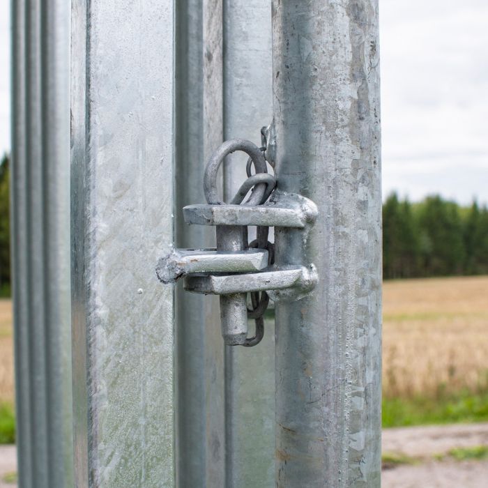 Feeder with grille gate for horses, 8 openings