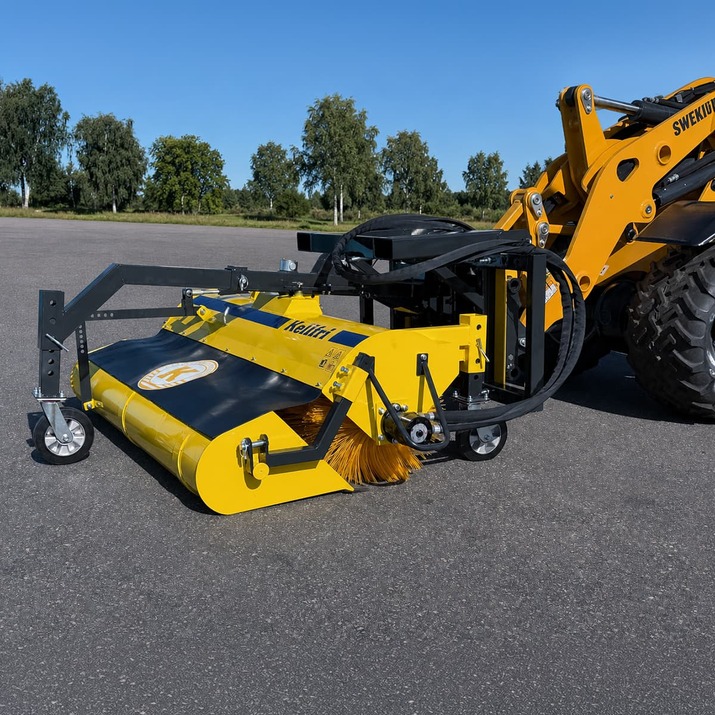 Sweeper with collector, bolted Avant attachment