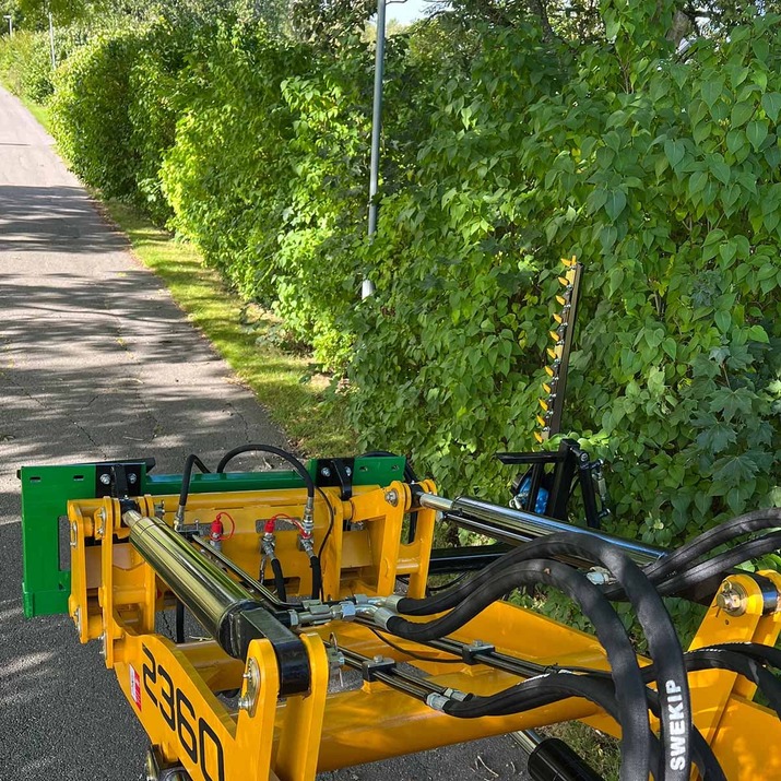 Hedge trimmer for frontloaders with bolted Trima attachment