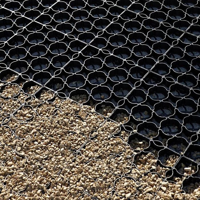 Ground-reinforcing plastic mat