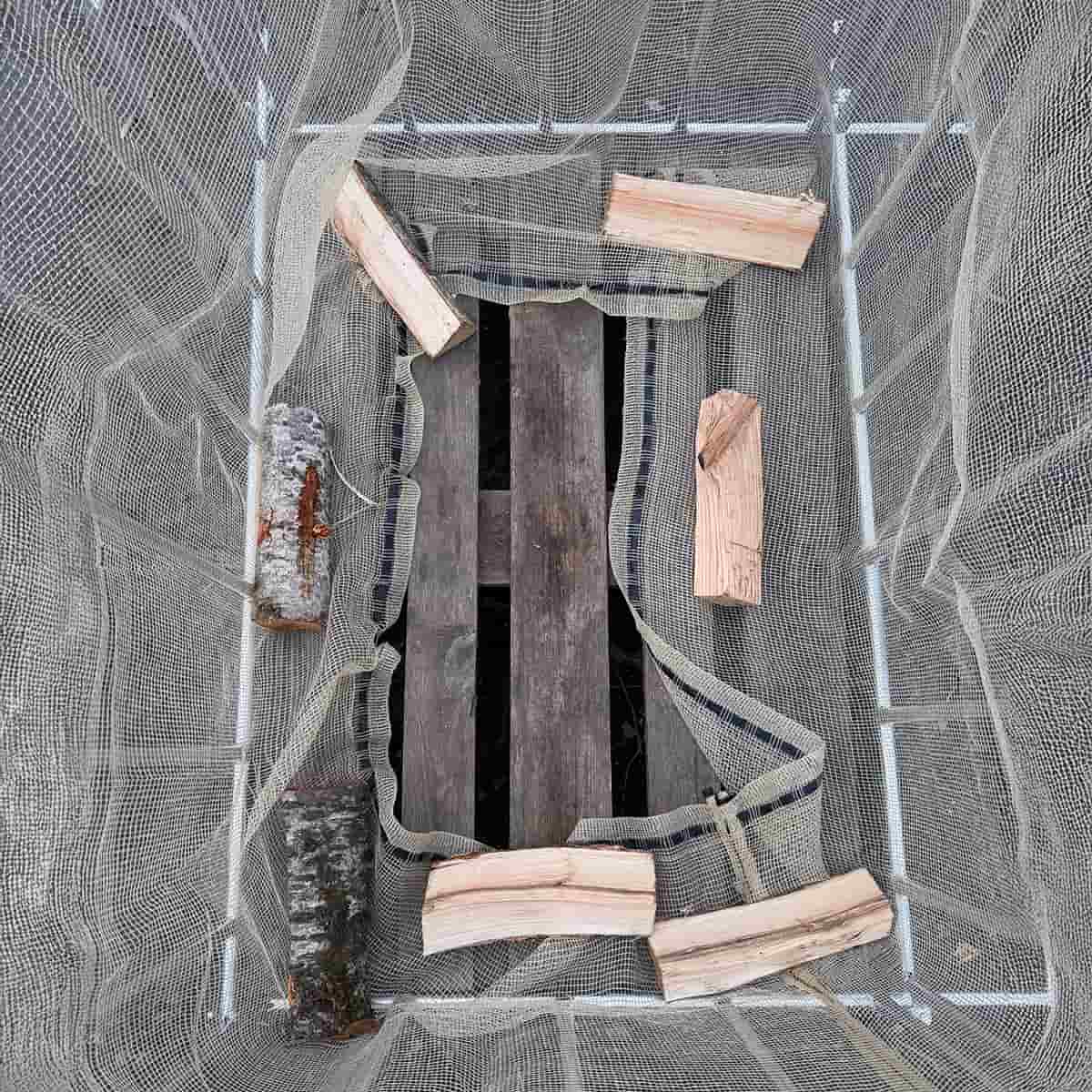 Firewood sack stand for EU and Hydro pallets
