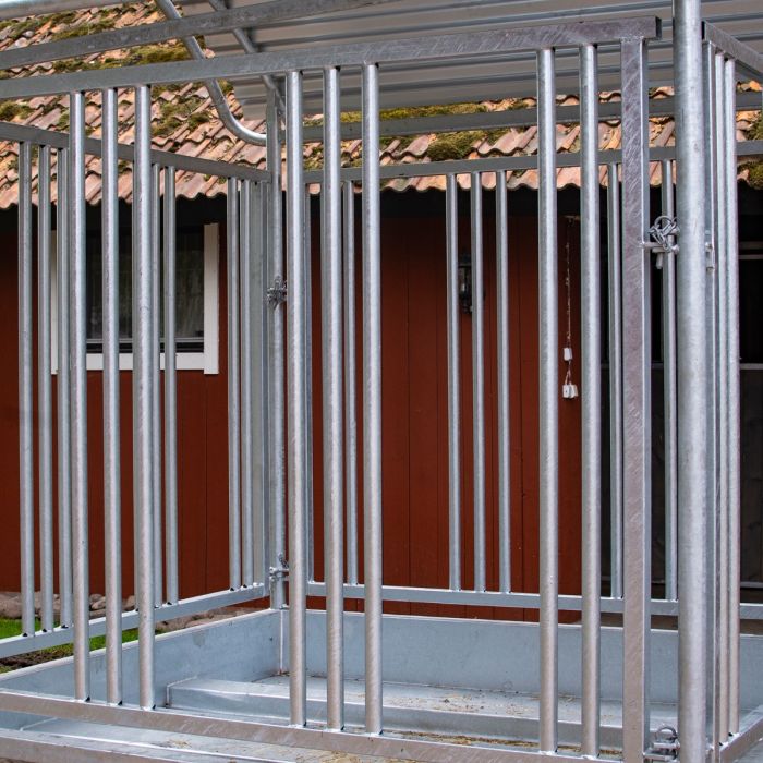 Feeder with grille gate for horses, 12 openings