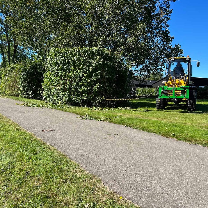 Hedge trimmer for frontloaders with bolted Euro attachment