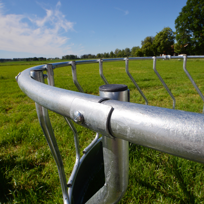 Feeder with diagonal tubing for cattle, 15 feed openings