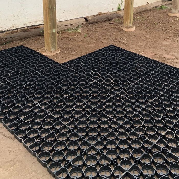 Ground-reinforcing plastic mat