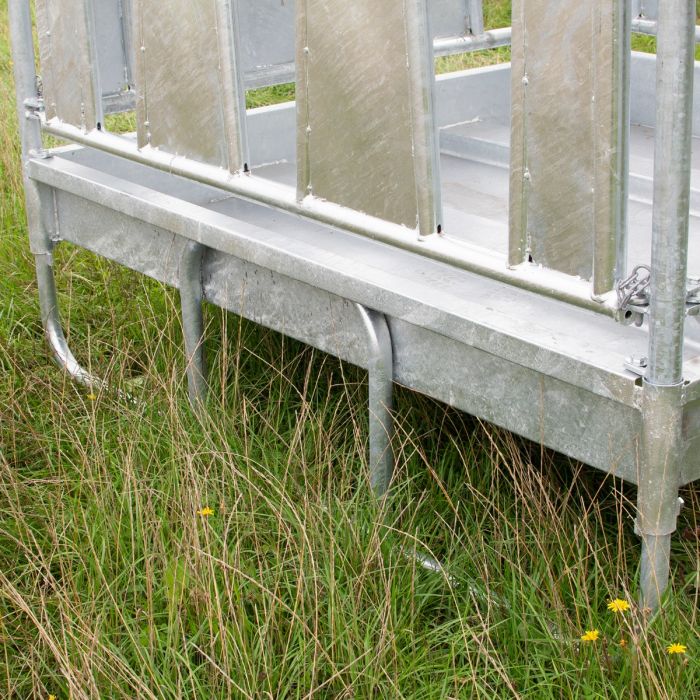 Feeder with roof and covered tombstone railings for horses