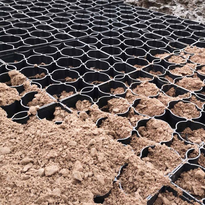 Ground-reinforcing plastic mat