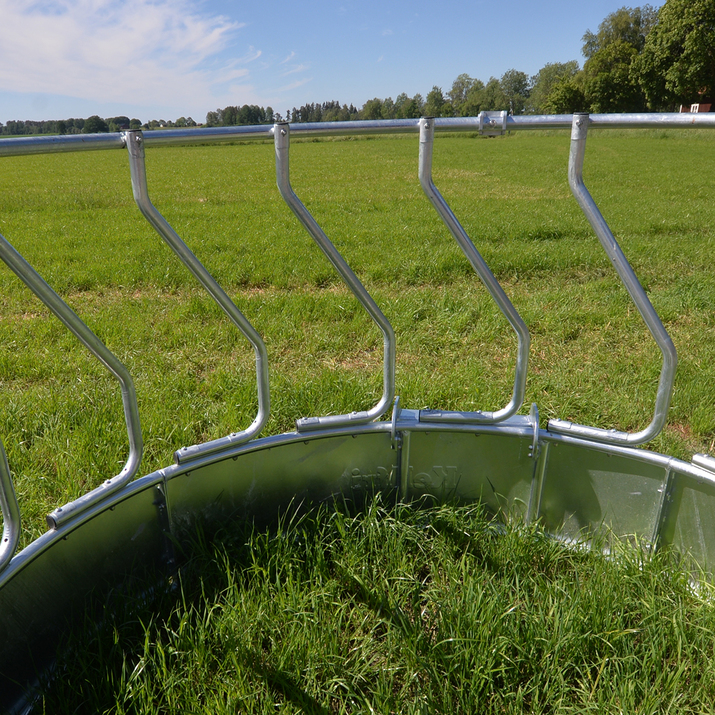 Feeder with diagonal tubing for cattle, 15 feed openings